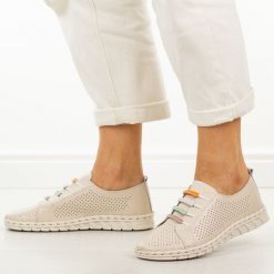 Beżowe ażurowe skórzane półbuty damskie Cambell 40348. Brązowe półbuty damskie Cambell, na lato, w ażurowe wzory, z jeansu, z okrągłym noskiem, bez obcasa, bez zapięcia. W wyprzedaży za 192.72 zł.