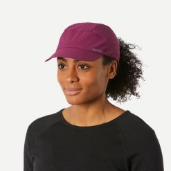 Czapka turystyczna z daszkiem Forclaz MT500. Fioletowe czapki z daszkiem damskie FORCLAZ, bez wzorów, z elastanu. Za 39.99 zł.