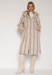 Jasnobeżowy Płaszcz Futerko w Pionowy Wzór z Kapturem Cahroris. Brązowe płaszcze damskie Born2be, l, bez wzorów, z dzianiny, z kapturem. Za 299.99 zł.