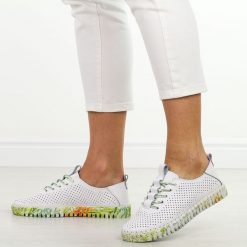 Biało zielone skórzane półbuty damskie T.Sokolski W26-609. Białe półbuty damskie Sokolski, na jesień, w ażurowe wzory, z jeansu, bez obcasa, na płaskiej podeszwie, bez zapięcia. Za 199.00 zł.