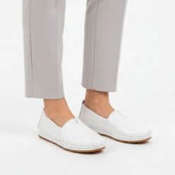 Półbuty damskie S.Barski, cholewka ze skóry naturalnej gładkiej wsuwany fason elastyczne wstawki po bokach widoczne przeszycia wokół noska niski prof. Szare półbuty damskie S.BARSKI, bez wzorów, ze skóry, bez obcasa, na płaskiej podeszwie, bez zapięcia. Za 169.00 zł.