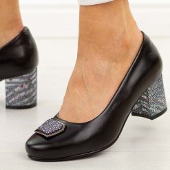 Czarne skórzane czółenka damskie Potocki 19411. Czarne czółenka damskie POTOCKI, bez wzorów, ze skóry, z okrągłym noskiem, bez obcasa, na słupku. Za 219.00 zł.