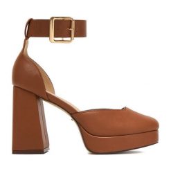 Czółenka DeeZee. Brązowe czółenka damskie DeeZee, bez wzorów, bez obcasa. Za 159.99 zł.