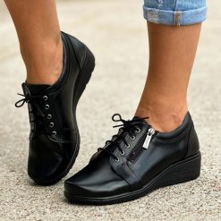 Czarne Polskie półbuty damskie Gregors 759. Czarne półbuty damskie GREGORS, na jesień, bez wzorów, z jeansu, z okrągłym noskiem, bez obcasa, na koturnie, bez zapięcia. Za 379.00 zł.