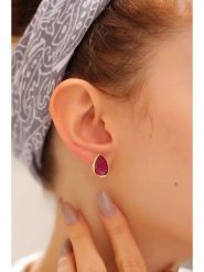 Pierres delicates Pozłacane kolczyki-wkrętki z rubinami rozmiar: onesize. Żółte kolczyki damskie Pierres delicates, z rubinem, pozłacane. Za 39.99 zł.