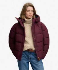 Superdry Premium Pikowana Kurtka z Kapturem, ocieplana – Fig Purple. Fioletowe kurtki damskie Superdry, bez wzorów, z materiału, z kapturem. Za 644.25 zł.
