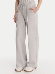 Guess Spodnie dresowe V6RB17 K9V31 Szary Regular Fit. Szare spodnie dresowe damskie Guess, m, z aplikacjami, z bawełny. Za 349.99 zł.