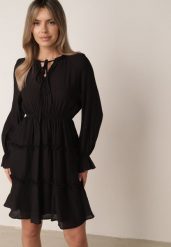 Czarna Wiskozowa Sukienka na Lato w Stylu Boho z Falbankami i Wiązaniem Barpea. Czarne sukienki damskie Born2be, bez wzorów, z poliesteru, boho, bez ramiączek. Za 149.99 zł.