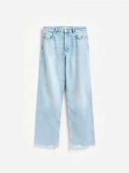 Jeansy straight fit z postrzępioną nogawką - niebieski. Niebieskie jeansy damskie Reserved. Za 149.99 zł.