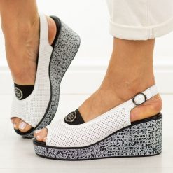 Białe skórzane sandały damskie na koturnie S.Barski 7010. Białe sandały damskie S.BARSKI, z aplikacjami, z jeansu, z okrągłym noskiem, bez obcasa, na koturnie, bez zapięcia. Za 239.00 zł.