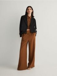 Krótki trencz - czarny. Czarne płaszcze damskie Reserved, l, bez wzorów, z bawełny, bez kaptura. W wyprzedaży za 49.99 zł.