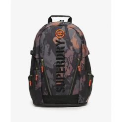 Damski plecak z haftem Superdry Tarp. Czarne plecaki Superdry, bez wzorów. Za 389.45 zł.