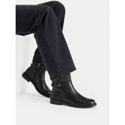 Botki JENNY. Czarne botki damskie Jenny, bez obcasa, na płaskiej podeszwie, bez zapięcia. Za 139.99 zł.
