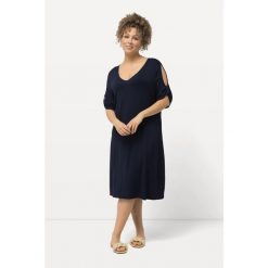 Damskie Sukienka plażowa z dżerseju dekolt w serek ozdobne tasiemki rękaw 1/2. Niebieskie sukienki damskie Ulla Popken, bez wzorów, z dżerseju, sportowe, bez ramiączek. Za 239.99 zł.