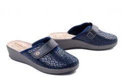 Inblu GI-30 004 granatowy, klapki damskie. Niebieskie klapki damskie Inblu, bez wzorów, bez obcasa, na koturnie, bez zapięcia. Za 94.99 zł.