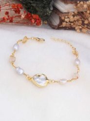 Pierres delicates Pozłacana bransoletka z masą perłową i cytrynami rozmiar: onesize. Białe bransoletki damskie Pierres delicates, pozłacane. Za 83.42 zł.