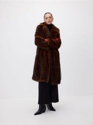 Płaszcz ze sztucznego futra z paskiem - brązowy. Brązowe płaszcze damskie Reserved, l, bez wzorów, bez kaptura. Za 499.99 zł.