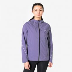Kurtka do biegania w terenie przeciwdeszczowa damska Kiprun Run Flow. Fioletowe kurtki sportowe damskie KIPRUN, na zimę, l, bez wzorów, z materiału, z kapturem. Za 299.99 zł.