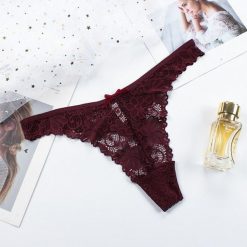 Stringi koronkowe z delikatnej koronki na specjalne okazje Teena. Niebieskie stringi Intica, bez wzorów, z koronki. Za 49.00 zł.