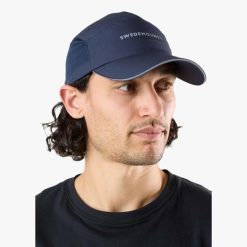 Czapka do biegania unisex Swedemount Ultra Light Running Cap szybkoschnąca. Niebieskie czapki damskie SWEDEMOUNT, na wiosnę, bez wzorów. Za 79.99 zł.