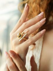 L'Atelier de Gaia Pozłacany pierścionek z tygrysim okiem rozmiar: onesize. Brązowe pierścionki damskie L'Atelier de Gaia, pozłacane. Za 83.03 zł.