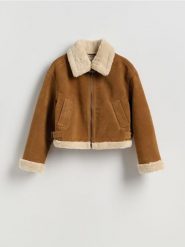 Kurtka typu kożuch - brązowy. Brązowe kurtki damskie Reserved, l, bez wzorów, bez kaptura. Za 379.99 zł.