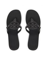 Tory Burch Japonki Miller 159829 Czarny. Czarne klapki damskie Tory Burch, bez wzorów, ze skóry, bez obcasa, bez zapięcia. Za 1,419.00 zł.