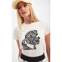 T-SHIRT KARL LAGERFELD. T-shirty damskie KARL LAGERFELD, xs, bez wzorów, bez kołnierzyka. W wyprzedaży za 264.47 zł.