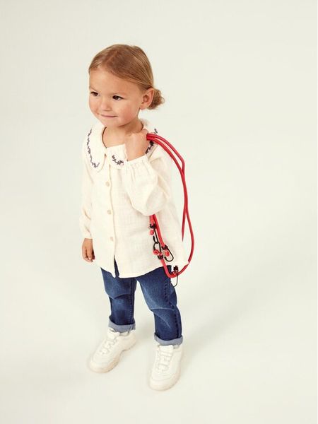 NAME IT Koszula 13218782 Écru Regular Fit. Bluzki i koszule dziewczęce Name it, bez wzorów, z bawełny, bez kołnierzyka, bez ramiączek. Za 99.99 zł.