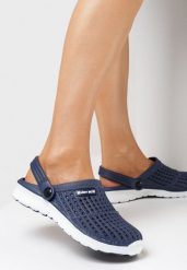 Granatowo-Białe Klapki Iphiope. Niebieskie klapki damskie Born2be, w ażurowe wzory, z gumy, bez obcasa, na płaskiej podeszwie, bez zapięcia. Za 29.99 zł.