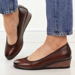 Brązowe czółenka damskie na koturnie Vinceza 58628. Brązowe czółenka damskie VINCEZA, bez wzorów, z jeansu, z okrągłym noskiem, bez obcasa, na koturnie. Za 169.00 zł.