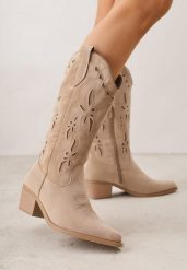 Ciemnobeżowe Botki Kowbojki na Stożku z Imitacji Zamszu z Ażurowymi Wstawkami Crela. Brązowe botki damskie Born2be, z jeansu, boho, bez obcasa, na obcasie, bez zapięcia. Za 159.99 zł.