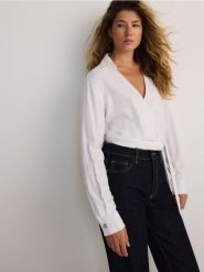 Kopertowa koszula z dodatkiem lnu - biały. Białe koszule damskie Reserved, l, bez wzorów, z tkaniny, bez kołnierzyka, bez ramiączek. W wyprzedaży za 49.99 zł.