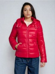 Pikowana kurtka puffer z kapturem - czerwony. Czerwone kurtki damskie Sinsay, l, bez wzorów, z kapturem. Za 69.99 zł.