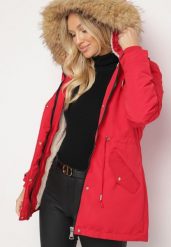 Czerwona Zimowa Kurtka Parka z Odpinanym Futerkowym Zdobieniem i Kapturem Sialinnea. Czerwone kurtki damskie Born2be, na zimę, l, z aplikacjami, z dzianiny. Za 179.99 zł.