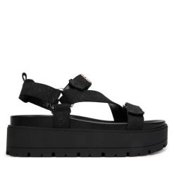 Sandały Guess. Czarne sandały damskie Guess, z aplikacjami, bez obcasa, na płaskiej podeszwie, bez zapięcia. Za 529.99 zł.