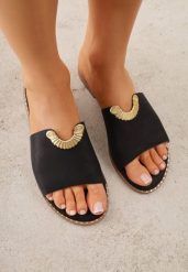 Czarne Klapki VICES z Biżuteryjnym Detalem w Kształcie Łuku Himemelle. Czarne klapki damskie Born2be, z aplikacjami, z jeansu, bez obcasa, na płaskiej podeszwie, bez zapięcia. Za 79.99 zł.