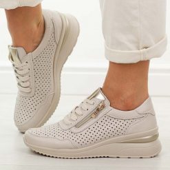 Beżowe skórzane ażurowe półbuty damskie Vinceza 95402. Białe półbuty damskie VINCEZA, na lato, w ażurowe wzory, z jeansu, z okrągłym noskiem, bez obcasa, na koturnie, bez zapięcia. W wyprzedaży za 215.10 zł.