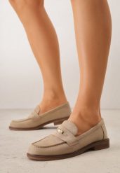 Beżowe Mokasyny VICES ze Skórzaną Wkładką i Metaliczną Ozdobą Sereisana. Brązowe mokasyny damskie Renee, bez obcasa. Za 89.99 zł.