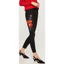 Jeansy z wyhaftowanym wzorem - Czarny. Czarne jeansy damskie Reserved. Za 119.99 zł.