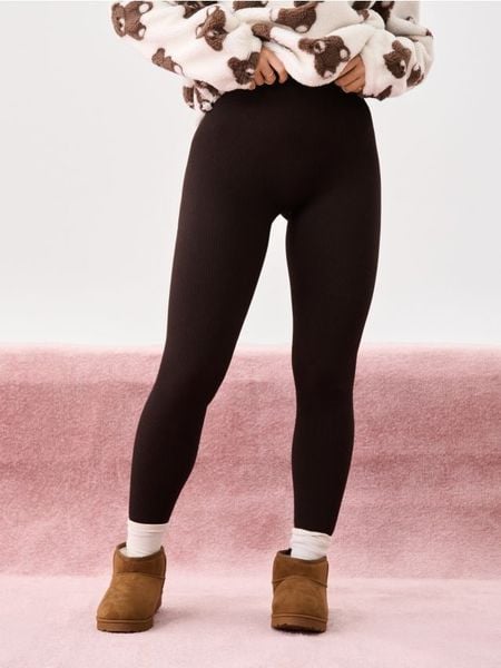 Prążkowane legginsy - brązowy. Brązowe legginsy damskie Sinsay, l, bez wzorów, prążkowane. W wyprzedaży za 27.99 zł.