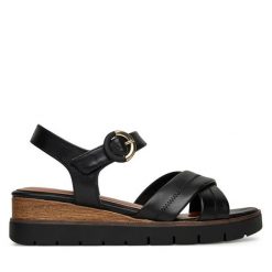 Sandały Tamaris. Czarne sandały damskie Tamaris, bez wzorów, bez obcasa, na koturnie, bez zapięcia. Za 229.99 zł.