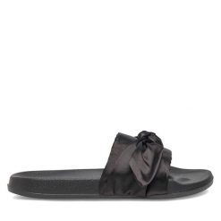 Klapki Bassano. Czarne klapki damskie Bassano, bez wzorów, bez obcasa, bez zapięcia. Za 49.99 zł.