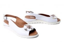 Artiker Relaks 58C3183 Biały, sandały damskie. Białe sandały damskie Artiker Relaks, bez wzorów, ze skóry, bez obcasa, na koturnie, bez zapięcia. Za 229.90 zł.