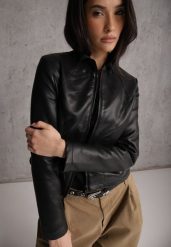 Czarna Kurtka w Stylu Gładkiej Ramoneski z Dekoltem Crew Neck Issanore. Czarne kurtki damskie Renee, l, bez wzorów, bez kaptura. Za 119.99 zł.