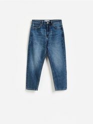Jeansy mom fit z krótszą nogawką - granatowy. Niebieskie jeansy damskie Reserved. Za 129.99 zł.