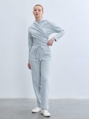 BGN Spodnie w kolorze błękitnym rozmiar: 40. Niebieskie spodnie materiałowe damskie BGN, bez wzorów, z materiału. Za 96.60 zł.