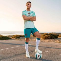 Spodenki piłkarskie replika Puma Portugalia Mistrzostwa Świata 2026. Spodenki sportowe damskie Decathlon, l, bez wzorów, z materiału, z standardowym stanem, do piłki nożnej. Za 159.99 zł.