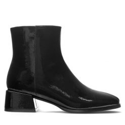 Botki Lasocki. Czarne botki damskie Lasocki, bez obcasa, na słupku, bez zapięcia. Za 199.99 zł.