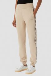 GUESS Beżowe damskie spodnie dresowe z lampasami Britney Jogger, Rozmiar S. Brązowe spodnie dresowe damskie Guess, z aplikacjami, z dresówki. Za 489.99 zł.